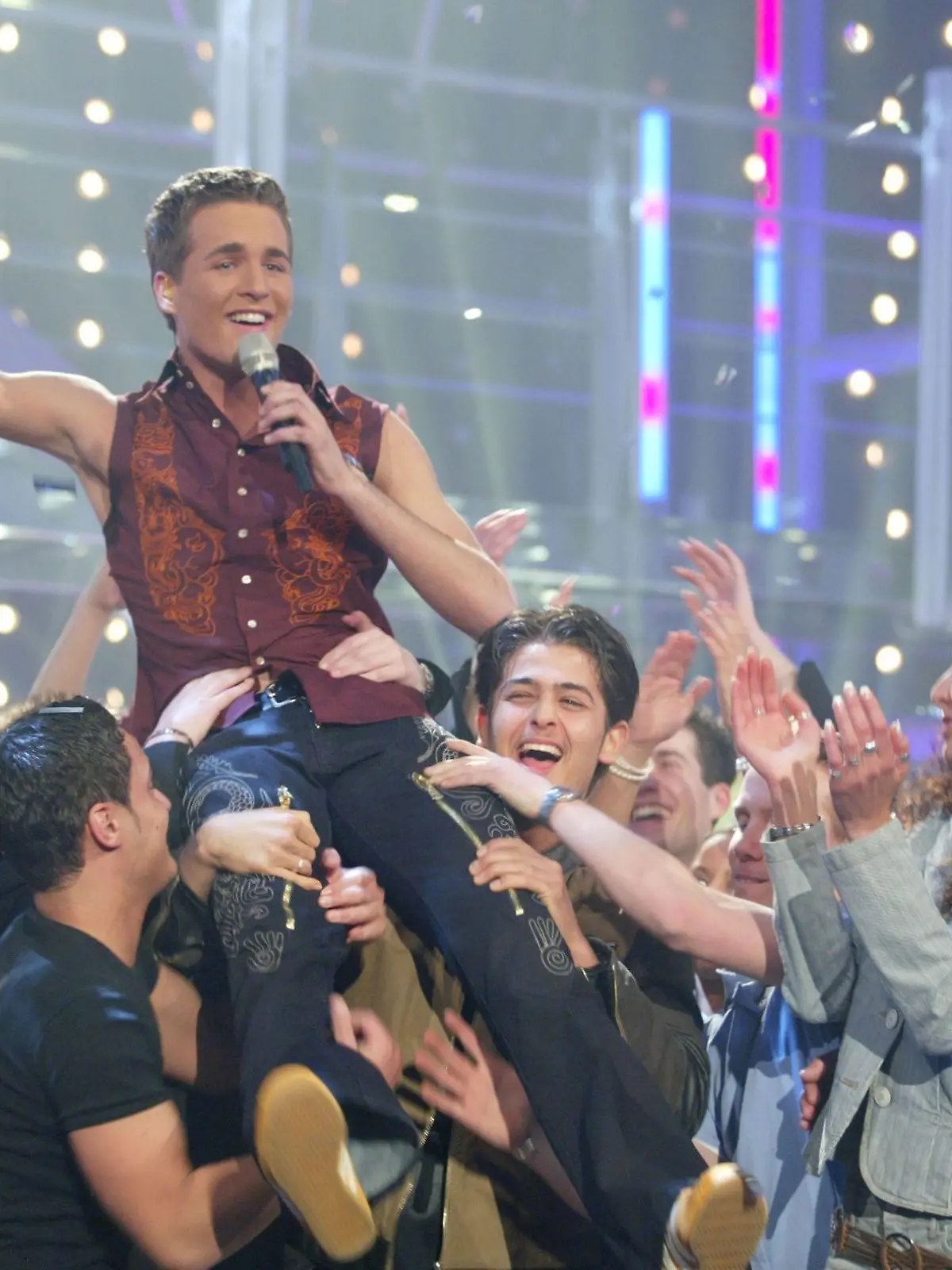 Das gab"s noch nie! Elf Sänger aus elf Nationen treten bei dem zweiteiligen Superstar-Spezial gegeneinander an. Für Deutschland singt der Gewinner von "Deutschland sucht den Superstar": Alexander Klaws. Moderiert wird die weltweite Suche nach dem besten Pop-Superstar von Michelle Hunziker und Carsten Spengemann.