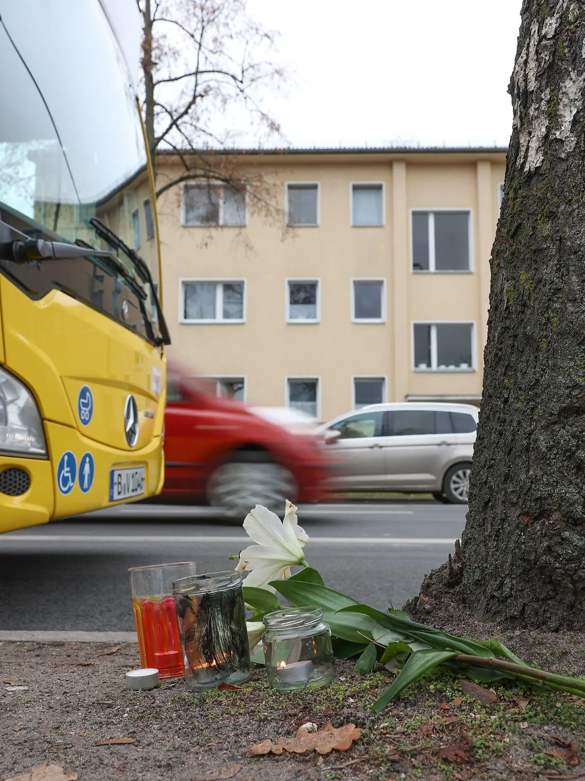 11.12.2022, Berlin: Blumen liegen an einer Bushaltestelle an der Leonorenstraße im Stadtteil Lankwitz. Nach einem schweren Unfall mit einem Doppeldecker-Bus der BVG ist gestern Abend an dieser Stelle eine 15 Jahre alte Jugendliche gestorben, eine weitere wurde schwer verletzt. Beide waren laut Feuerwehr in der Leonorenstraße unter dem Bus eingeklemmt. Foto: Jörg Carstensen/dpa +++ dpa-Bildfunk +++