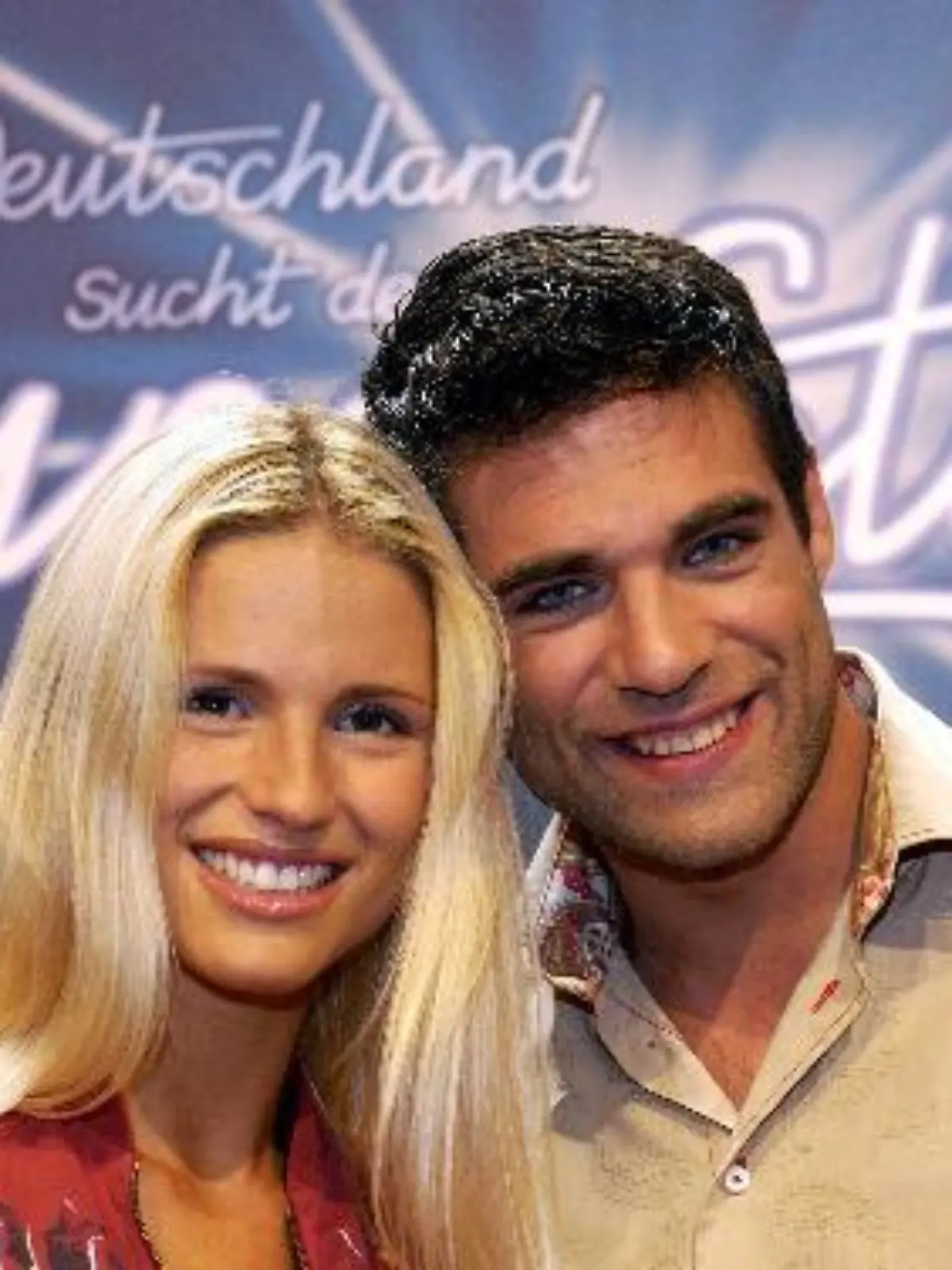Das Archivbild vom 10.09.2002 zeigt die Moderatoren der neuen RTL-Fernsehshow "Deutschland sucht den Superstar", Michelle Hunziker und Carsten Spengemann, im Kölner TV-Studio. Unter Tausenden bislang Gesangstalenten sucht RTL in 15 Ausgaben der Show nach dem Vorbild der englischen Sendung "Pop Idol" einen neuen Popstar. 10000 Bewerber wurden nach RTL-Angaben zu den Castings eingeladen. Entscheidenden Einfluss darauf, wer Deutschlands Superstar wird, hat eine hochkarätig besetzte Jury, der unter anderem Musikproduzent Dieter Bohlen und der Präsident von BMG Europe, Thomas Stein, angehören. dpa (zu dpa-Korr "'Deutschland sucht den Superstar': RTL kommt mit Mammut-Musikshow" vom 06.11.2002)