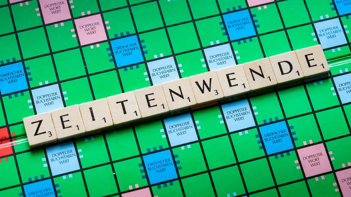 ILLUSTRATION - "Zeitenwende" ist das "Wort des Jahres 2022", wie die Gesellschaft für deutsche Sprache (GfdS) in Wiesbaden bekannt gab (Illustration mit Scrabble-Buchstaben). Mit dieser Aktion kürt die GfdS seit 1977 regelmäßig Wörter und Wendungen, die das politische, wirtschaftliche und gesellschaftliche Leben eines Jahres sprachlich in besonderer Weise bestimmt haben.