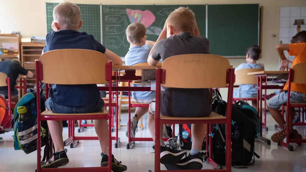 ARCHIV - 23.07.2019, Baden-Württemberg, Lenningen: Schülerinnen und Schüler sitzen in einem Klassenraum der Grundschule im Lenninger Ortsteil Schopfloch. Die kleine Grundschule besuchen gerade einmal 16 Schüler - was bedeutet, dass alle Kinder, von Klasse 1 bis zu Klasse 4, gemeinsam unterrichtet werden. (zu dpa: «Viertklässler im Südwesten rutschen ab - Lesen und Zuhören schwach») Foto: Marijan Murat/dpa +++ dpa-Bildfunk +++