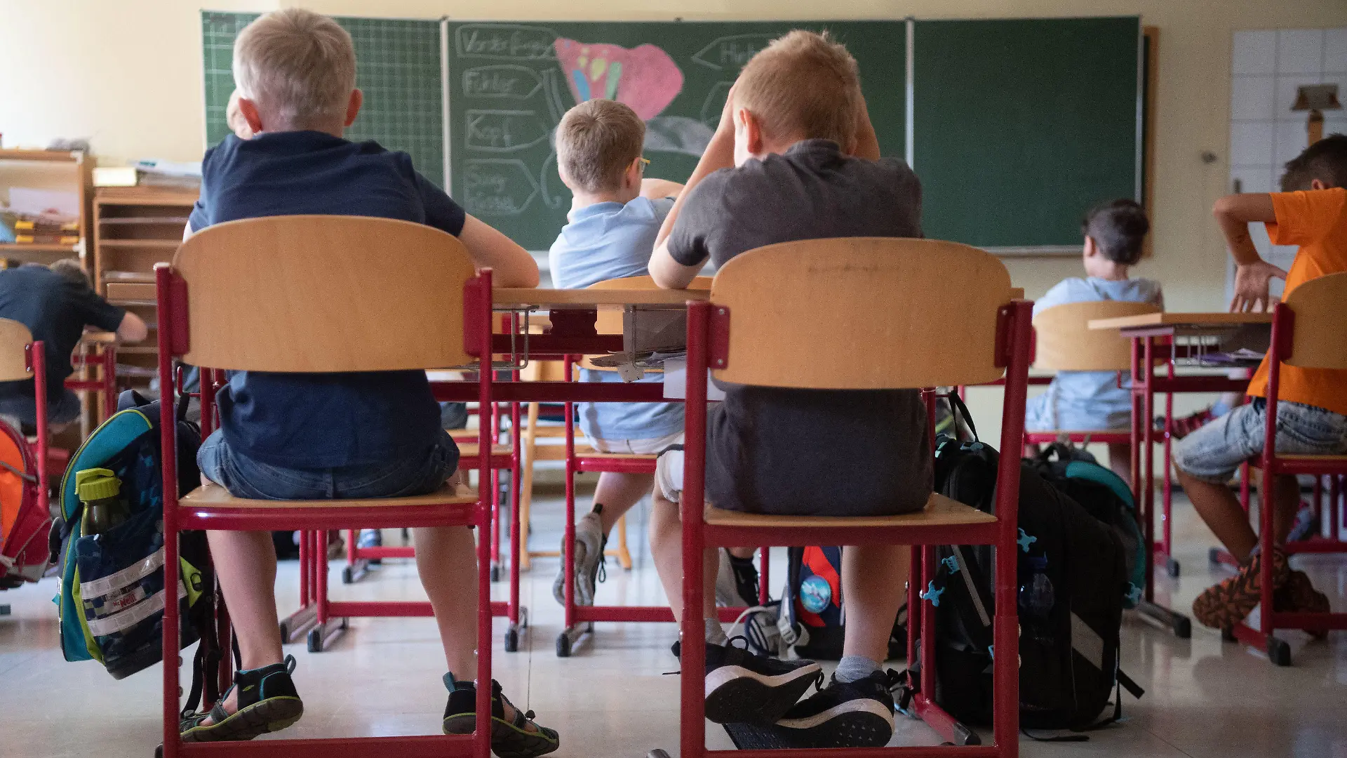 ARCHIV - 23.07.2019, Baden-Württemberg, Lenningen: Schülerinnen und Schüler sitzen in einem Klassenraum der Grundschule im Lenninger Ortsteil Schopfloch. Die kleine Grundschule besuchen gerade einmal 16 Schüler - was bedeutet, dass alle Kinder, von Klasse 1 bis zu Klasse 4, gemeinsam unterrichtet werden. (zu dpa: «Viertklässler im Südwesten rutschen ab - Lesen und Zuhören schwach») Foto: Marijan Murat/dpa +++ dpa-Bildfunk +++