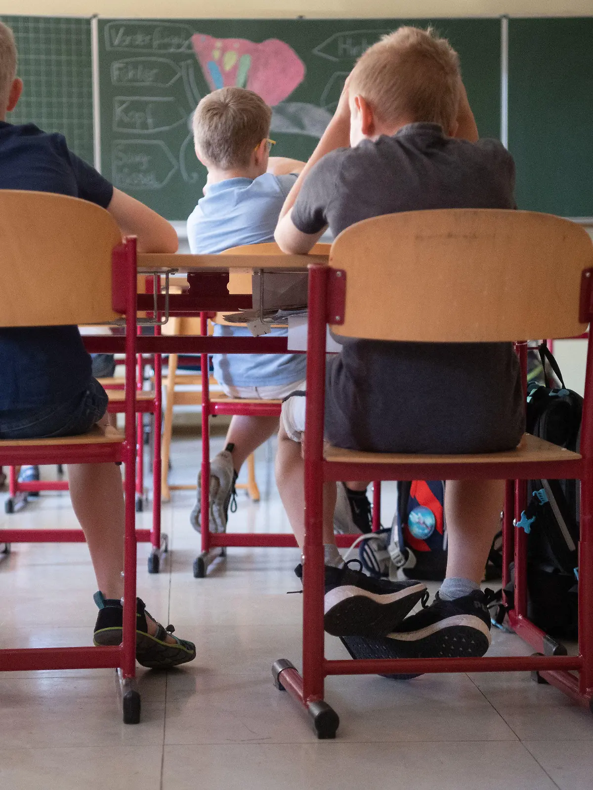 ARCHIV - 23.07.2019, Baden-Württemberg, Lenningen: Schülerinnen und Schüler sitzen in einem Klassenraum der Grundschule im Lenninger Ortsteil Schopfloch. Die kleine Grundschule besuchen gerade einmal 16 Schüler - was bedeutet, dass alle Kinder, von Klasse 1 bis zu Klasse 4, gemeinsam unterrichtet werden. (zu dpa: «Viertklässler im Südwesten rutschen ab - Lesen und Zuhören schwach») Foto: Marijan Murat/dpa +++ dpa-Bildfunk +++