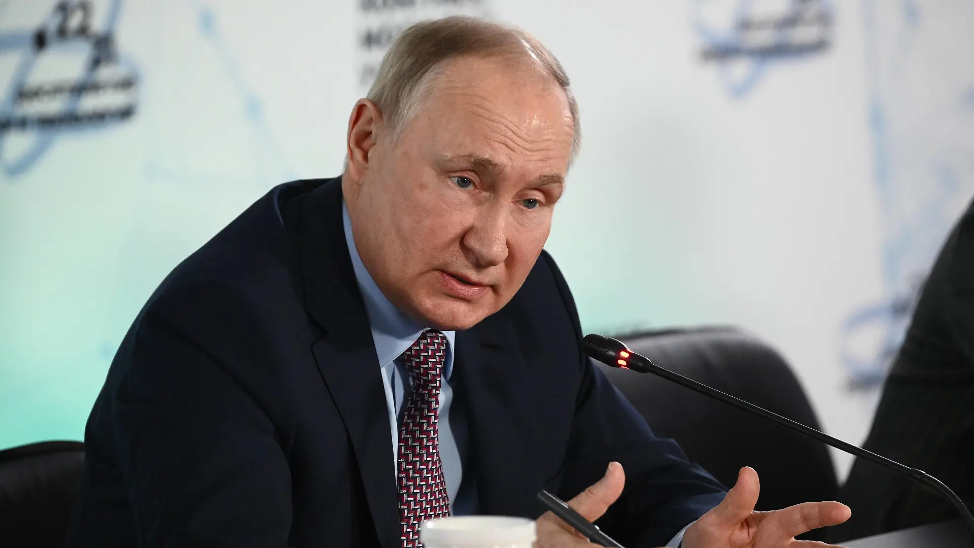 Russia Putin Young Scientists Congress 8328746 01.12.2022 Russian President Vladimir Putin meets with participants of the 2nd Congress of Young Scientists at Sirius Park of Science and Art in Sochi, Russia. Vladimir Astapkovich / Ö öÄ Ö Ö Federal territory Sirius Russia PUBLICATIONxINxGERxSUIxAUTxONLY Copyright: xVladimirxAstapkovichx
