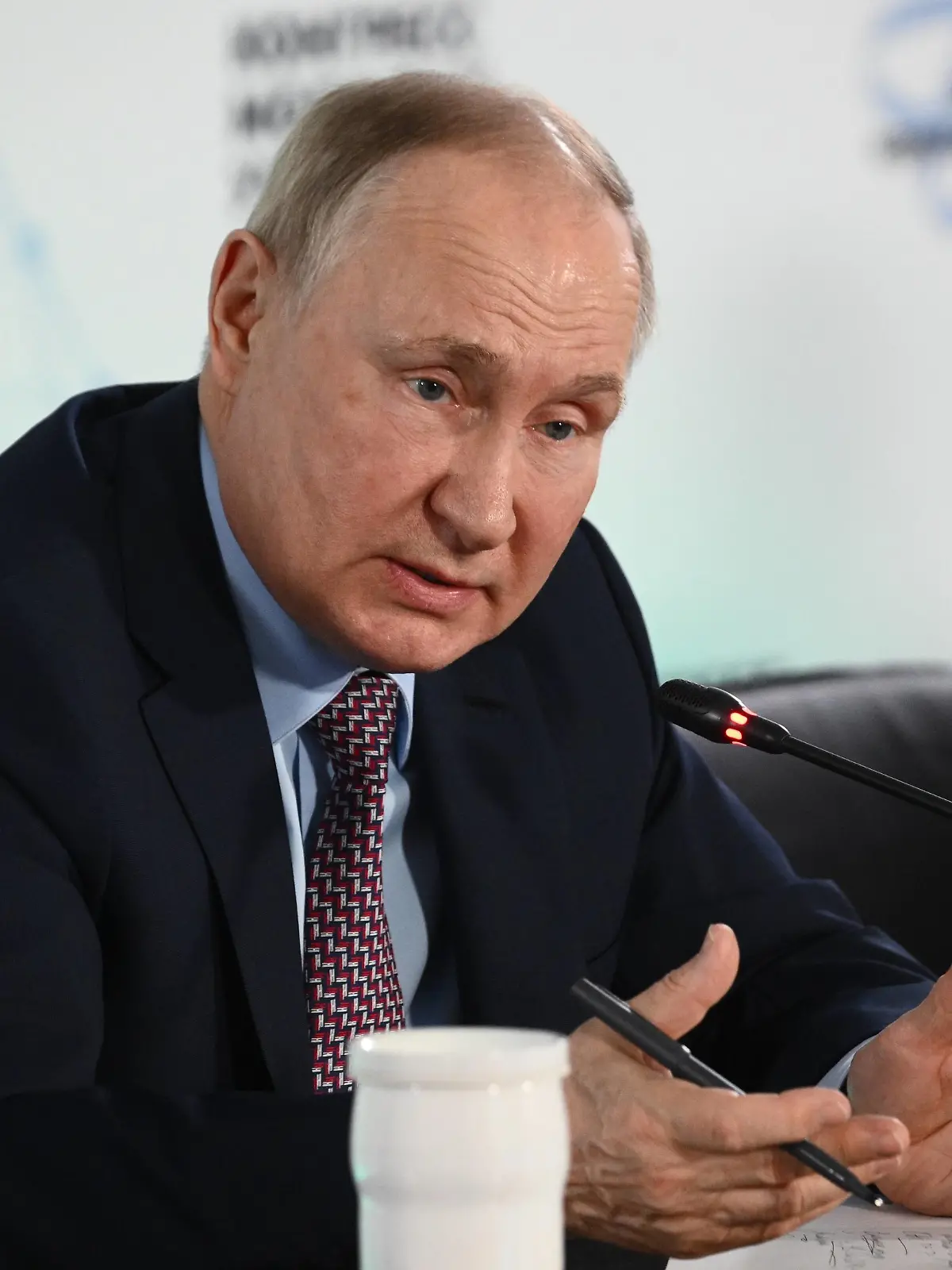  Russia Putin Young Scientists Congress 8328746 01.12.2022 Russian President Vladimir Putin meets with participants of the 2nd Congress of Young Scientists at Sirius Park of Science and Art in Sochi, Russia. Vladimir Astapkovich / Ö öÄ  Ö Ö Federal territory Sirius Russia PUBLICATIONxINxGERxSUIxAUTxONLY Copyright: xVladimirxAstapkovichx