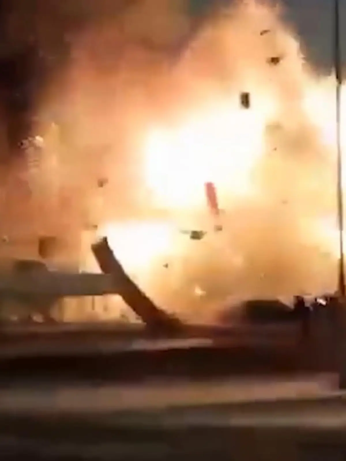 In einem Moskauer Vorort steht ein Einkaufszentrum in Flammen.