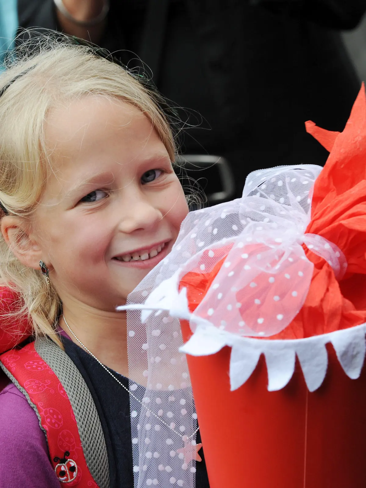 Rosa hält am Dienstag (17.08.2010) in Kassel nach ihrer Einschulung stolz ihre Zuckertüte in den Händen. Rund 55 000 hessische Kinder drücken zum ersten Mal die Schulbank: Für die Erstklässler hat die Schule und damit ein neuer Lebensabschnitt begonnen. Foto: Uwe Zucchi dpa/lhe  +++(c) dpa - Bildfunk+++