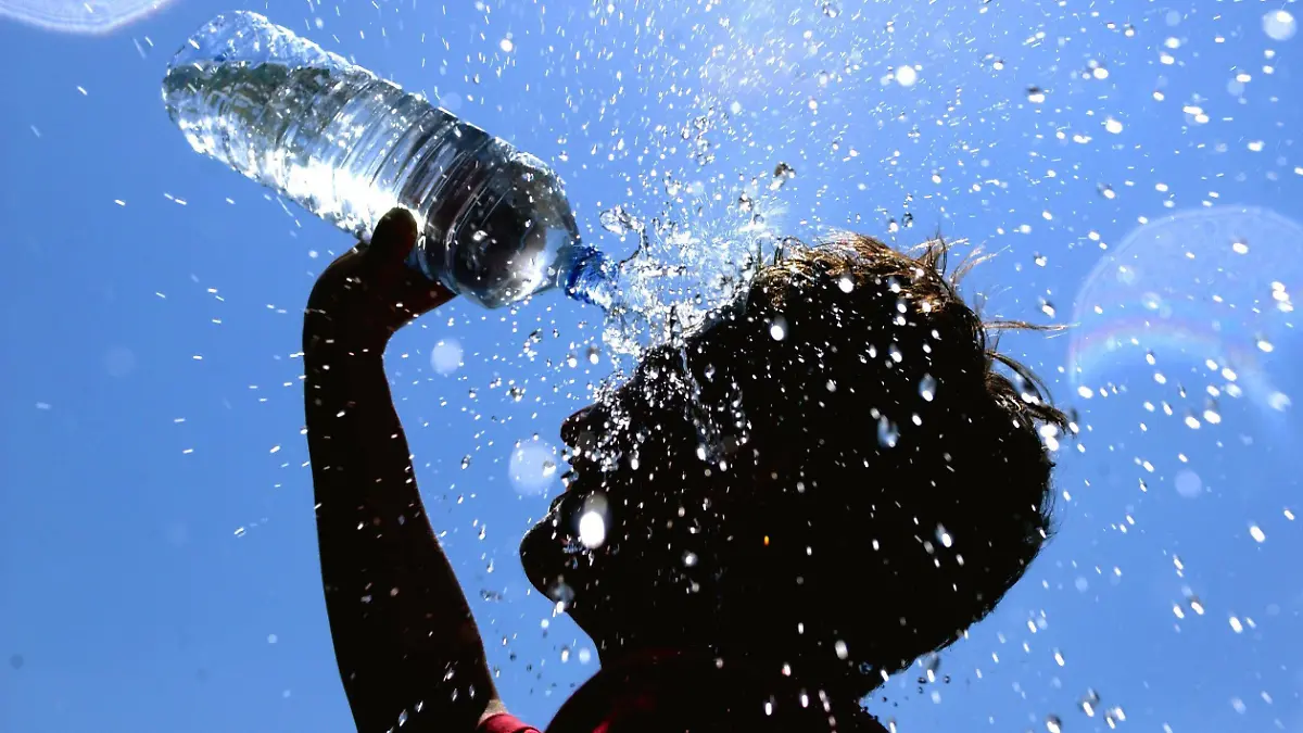 Bei strahlend blauem Himmel und tropischen Temperaturen von etwa 35 Grad Celsius schüttet sich am 18.6.2002 in der südbrandenburgischen Stadt Bad Liebenwerda ein junger Mann kühles Wasser aus einer Flasche über den Kopf. Flirrende Hitze brachte am 18. Juni die Menschen in ganz Europa mächtig ins Schwitzen. In Deutschland löste das Hoch "Xabier" bei den Wetterexperten Rekordfieber aus. "In vielen Orten sind gestern und heute Rekordwerte für diese Tage seit Beginn der Wetteraufzeichnungen erreicht worden", sagte Meteorologe Reiff vom Wetteramt Essen. Am 19.6. bringt das Tief "Saskia" nach Angaben des Wetterdienstes Meteomedia aber wieder schlechteres Wetter.