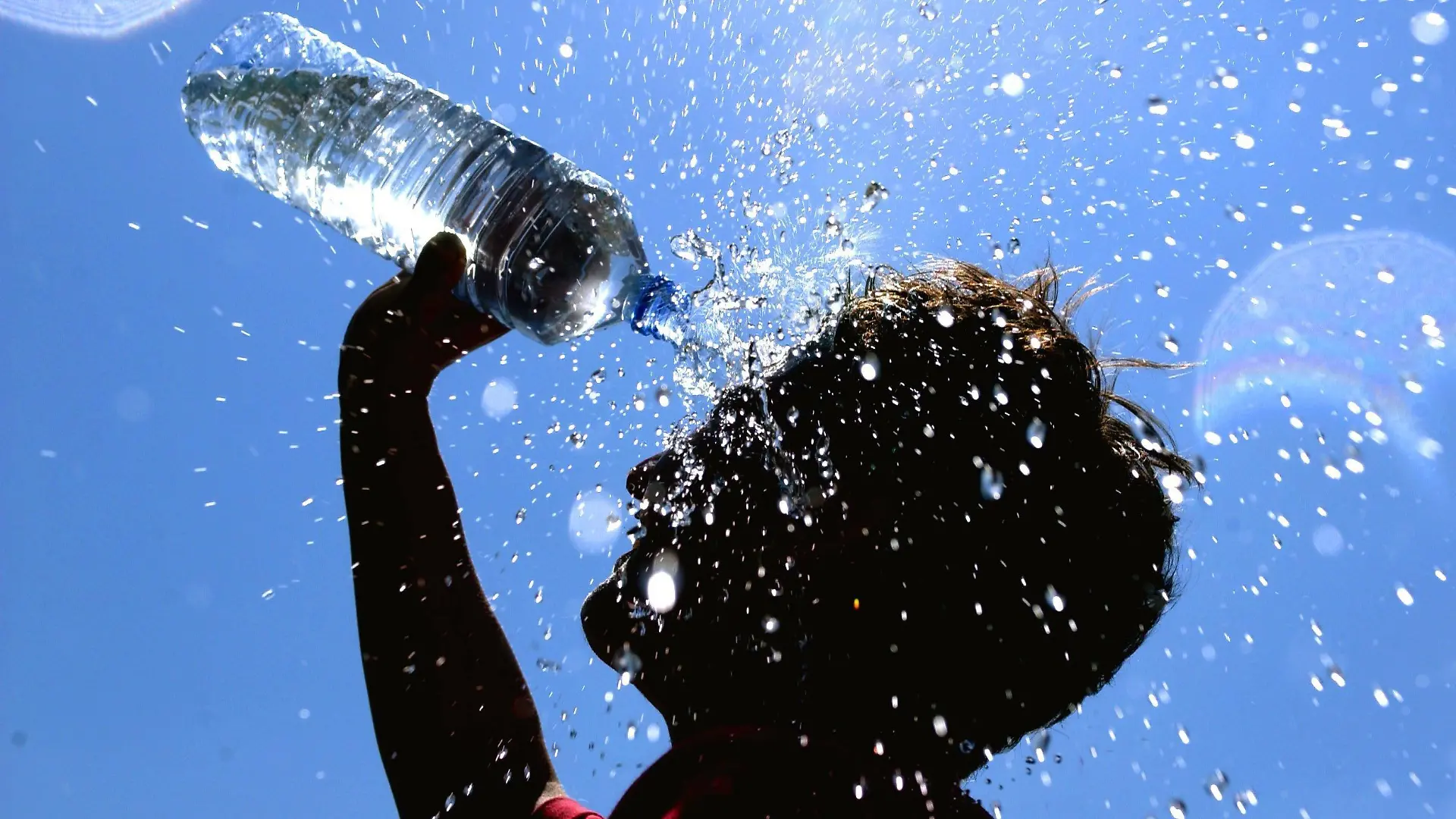 Bei strahlend blauem Himmel und tropischen Temperaturen von etwa 35 Grad Celsius schüttet sich am 18.6.2002 in der südbrandenburgischen Stadt Bad Liebenwerda ein junger Mann kühles Wasser aus einer Flasche über den Kopf. Flirrende Hitze brachte am 18. Juni die Menschen in ganz Europa mächtig ins Schwitzen. In Deutschland löste das Hoch "Xabier" bei den Wetterexperten Rekordfieber aus. "In vielen Orten sind gestern und heute Rekordwerte für diese Tage seit Beginn der Wetteraufzeichnungen erreicht worden", sagte Meteorologe Reiff vom Wetteramt Essen. Am 19.6. bringt das Tief "Saskia" nach Angaben des Wetterdienstes Meteomedia aber wieder schlechteres Wetter.