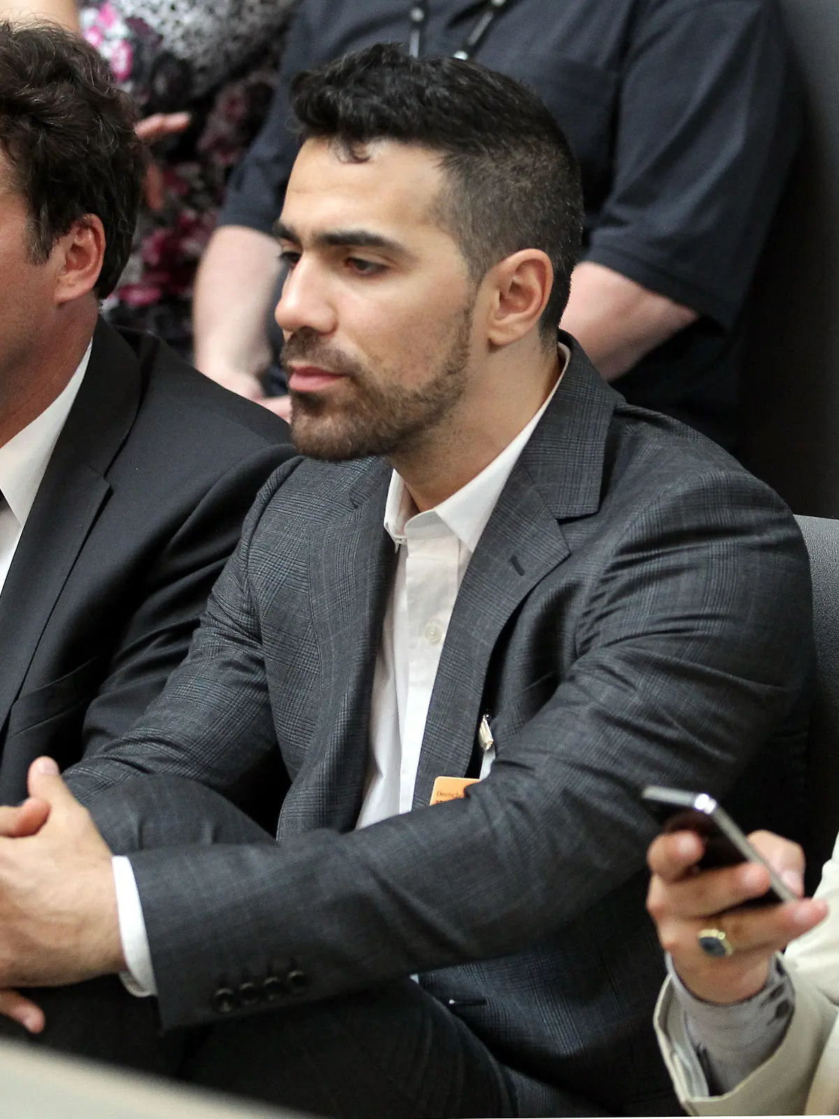 Der Sänger Bushido (M) verfolgt am Mittwoch (27.06.2012) im Bundestag in Berlin die Debatte. Zuvor hatte die Bundeskanzlerin eine Regierungserklärung zum Europäischen Rat abgegeben. Foto: Wolfgang Kumm dpa/lbn  +++(c) dpa - Bildfunk+++