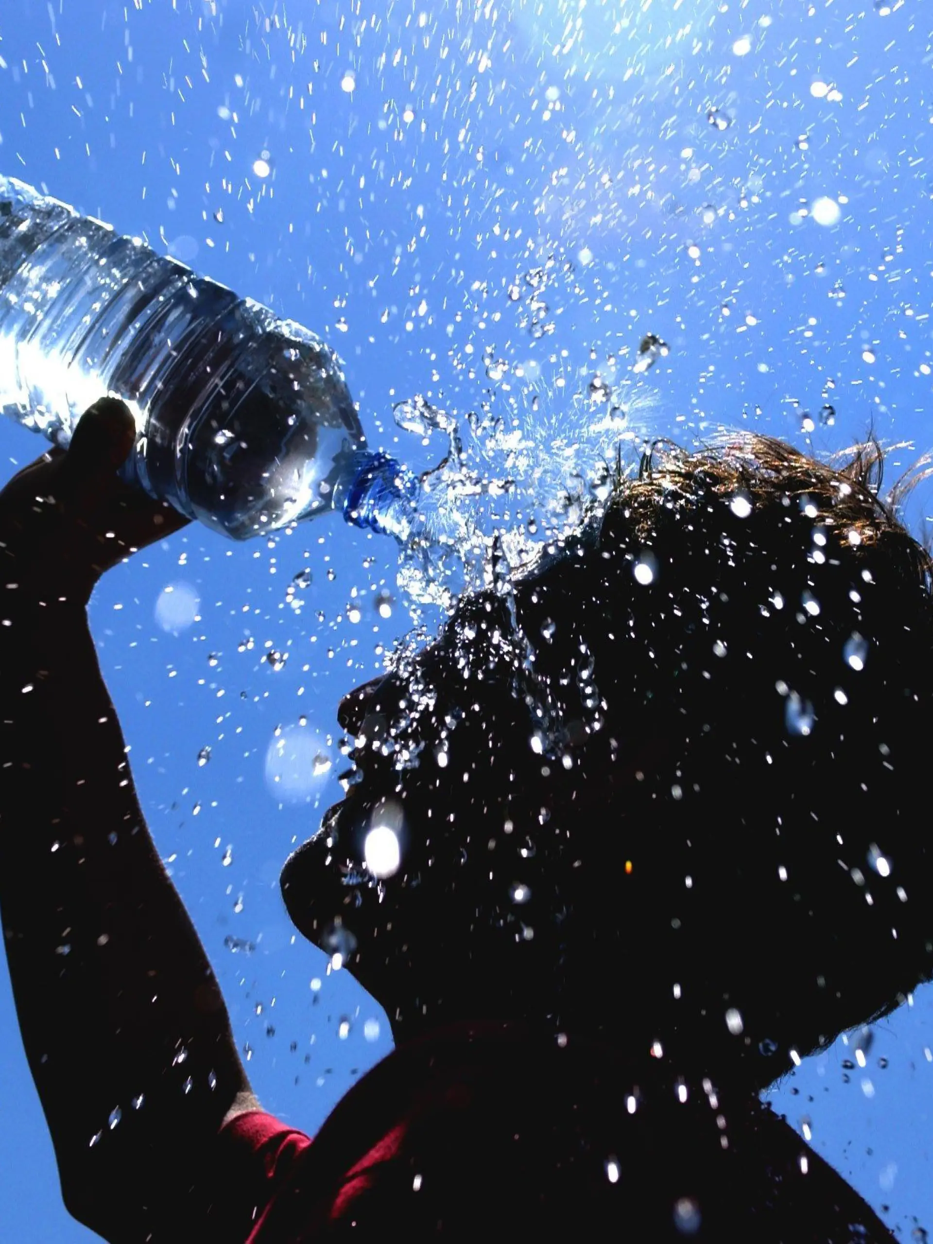 Bei strahlend blauem Himmel und tropischen Temperaturen von 35 Grad Celsius schüttet sich am Dienstag (18.06.2002) in der südbrandenburgischen Stadt Bad Liebenwerda ein Junge Wasser aus einer Flasche über seinen Kopf. Auch in den kommenden Tagen soll laut Vorhersagen das warme Sommerwetter anhalten. Vereinzelt treten Hitzegewitter auf. dpa/lbn