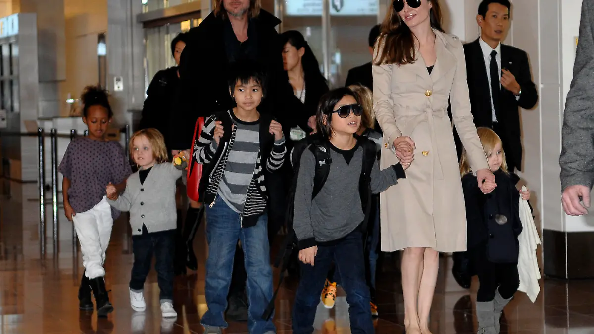 Brangelina and the kids, Maddox, Pax, Zahara, Shiloh, Vivienne and Knox, landed in Japan at Tokyo's Haneda International Airport. Hundreds of screaming fans waited for hours to catch a glimpse of the Hollywood stars and were delighted to see the whole family arrive. Brad is in Japan to promote his new film, 'Moneyball.'