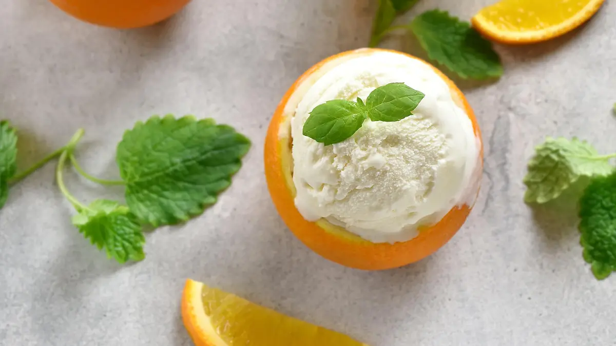 Eis in der Orange servieren