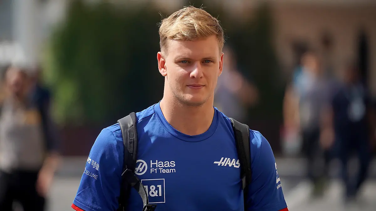 ARCHIV - 19.11.2022, Vereinigte Arabische Emirate, Abu Dhabi: Motorsport: Formel-1-Weltmeisterschaft, Grand Prix von Abu Dhabi, Mick Schumacher aus Deutschland vom Team Haas im Fahrerlager. (zu dpa: «Entwicklungsschub als Ersatz? Schumacher und Mercedes «passt einfach»») Foto: Hasan Bratic/dpa +++ dpa-Bildfunk +++