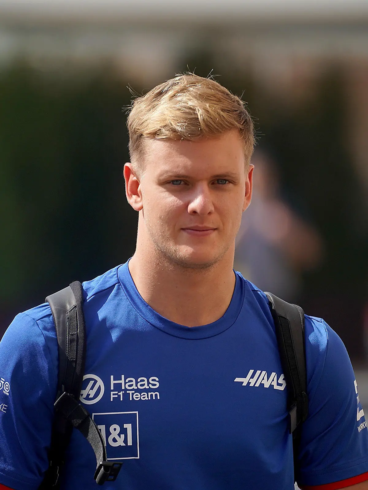 ARCHIV - 19.11.2022, Vereinigte Arabische Emirate, Abu Dhabi: Motorsport: Formel-1-Weltmeisterschaft, Grand Prix von Abu Dhabi, Mick Schumacher aus Deutschland vom Team Haas im Fahrerlager. (zu dpa: «Entwicklungsschub als Ersatz? Schumacher und Mercedes «passt einfach»») Foto: Hasan Bratic/dpa +++ dpa-Bildfunk +++