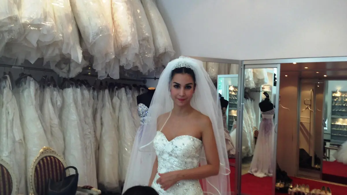 Sila im Hochzeitskleid