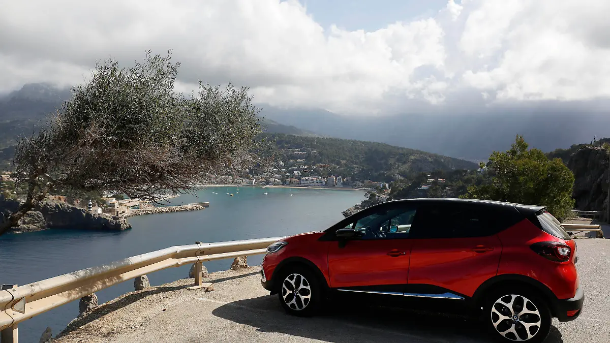 Port de Soller, Mallorca, Spanien, 07.03. 2019 Ein Renault Captur steht auf dem Parkplatz am Leuchtturm Far del Cap Gros mit der grandiosen Aussicht auf die Hafenbucht von Port de Soller auf Mallorca Foto : Norbert Schmidt