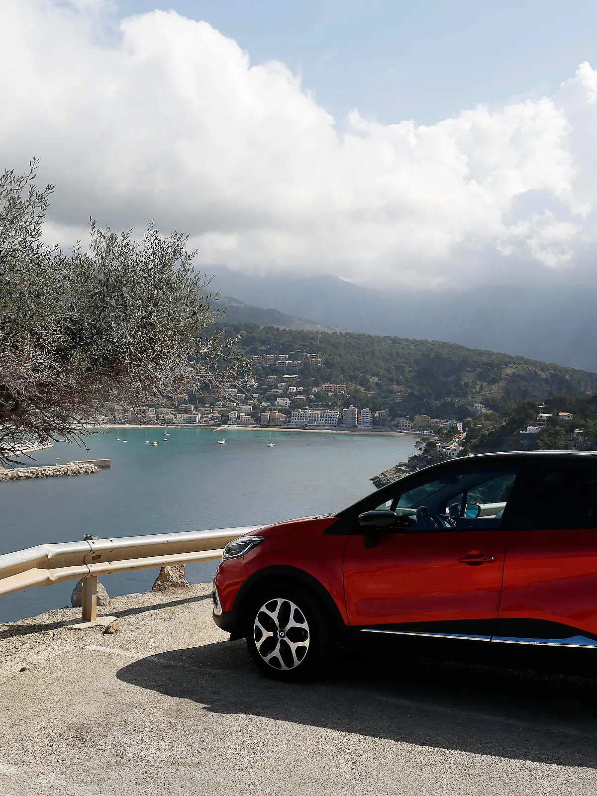 Port de Soller, Mallorca, Spanien, 07.03. 2019 Ein Renault Captur steht auf dem Parkplatz am Leuchtturm Far del Cap Gros mit der grandiosen Aussicht auf die Hafenbucht von Port de Soller auf Mallorca Foto : Norbert Schmidt
