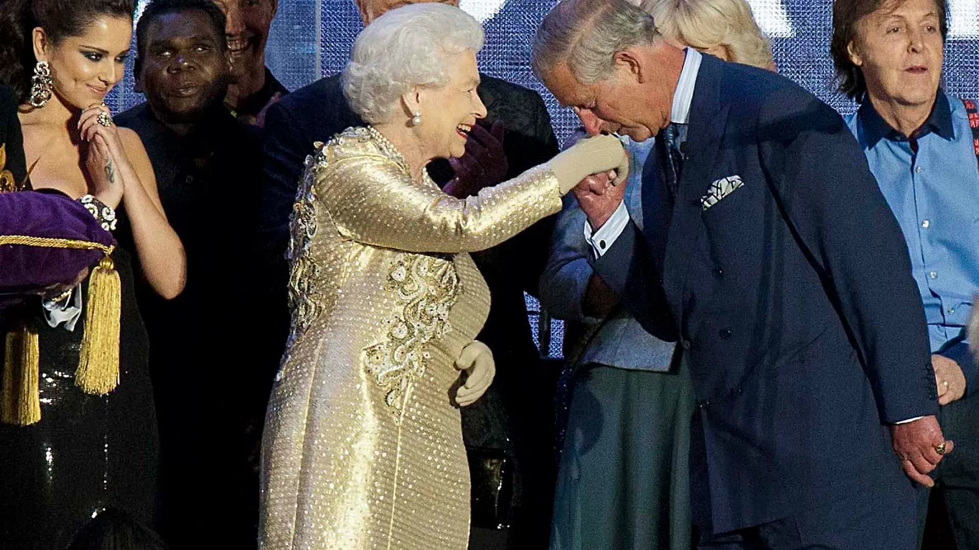 Britain's Prince Charles kisses the hand of his mother Queen Elizabeth at the end of her Diamond Jubilee concert in front of Buckingham Palace in London June 4, 2012. Robbie Williams kicked off a concert outside the Queen's sumptuous London residence on Monday before huge crowds gathered to celebrate the monarch's 60 years on the throne, but the event was overshadowed by news her husband had been hospitalised. REUTERS/David Parker/pool   (BRITAIN - Tags: ANNIVERSARY ENTERTAINMENT SOCIETY ROYALS)