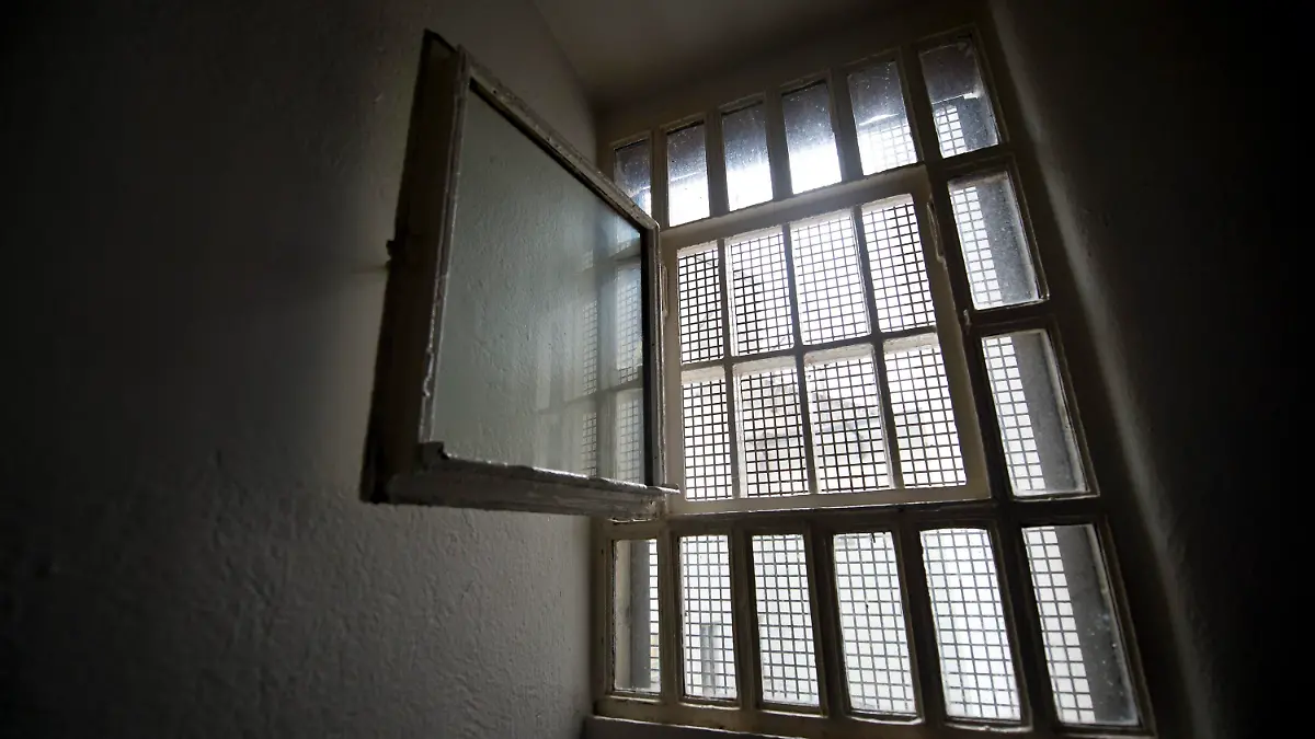 ARCHIV - Ein Fenster, hinter dem ein Gitter befestigt ist, ist am 21.11.2014 in der Justizvollzugsanstalt in Stuttgart (Baden-Württemberg) in einer Gefängniszelle zu sehen. In 2014 wurden in Niedersachsen laut dem Justizministerium 111 Jugendliche zur Abschreckung vor einer kriminellen Zukunft für bis zu vier Wochen hinter Gitter geschickt. Foto: Daniel Naupold/dpa (zu lni «Niedersachsens Richter verhängen immer häufiger den Warnschussarrest» vom 14.04.2015) +++(c) dpa - Bildfunk+++