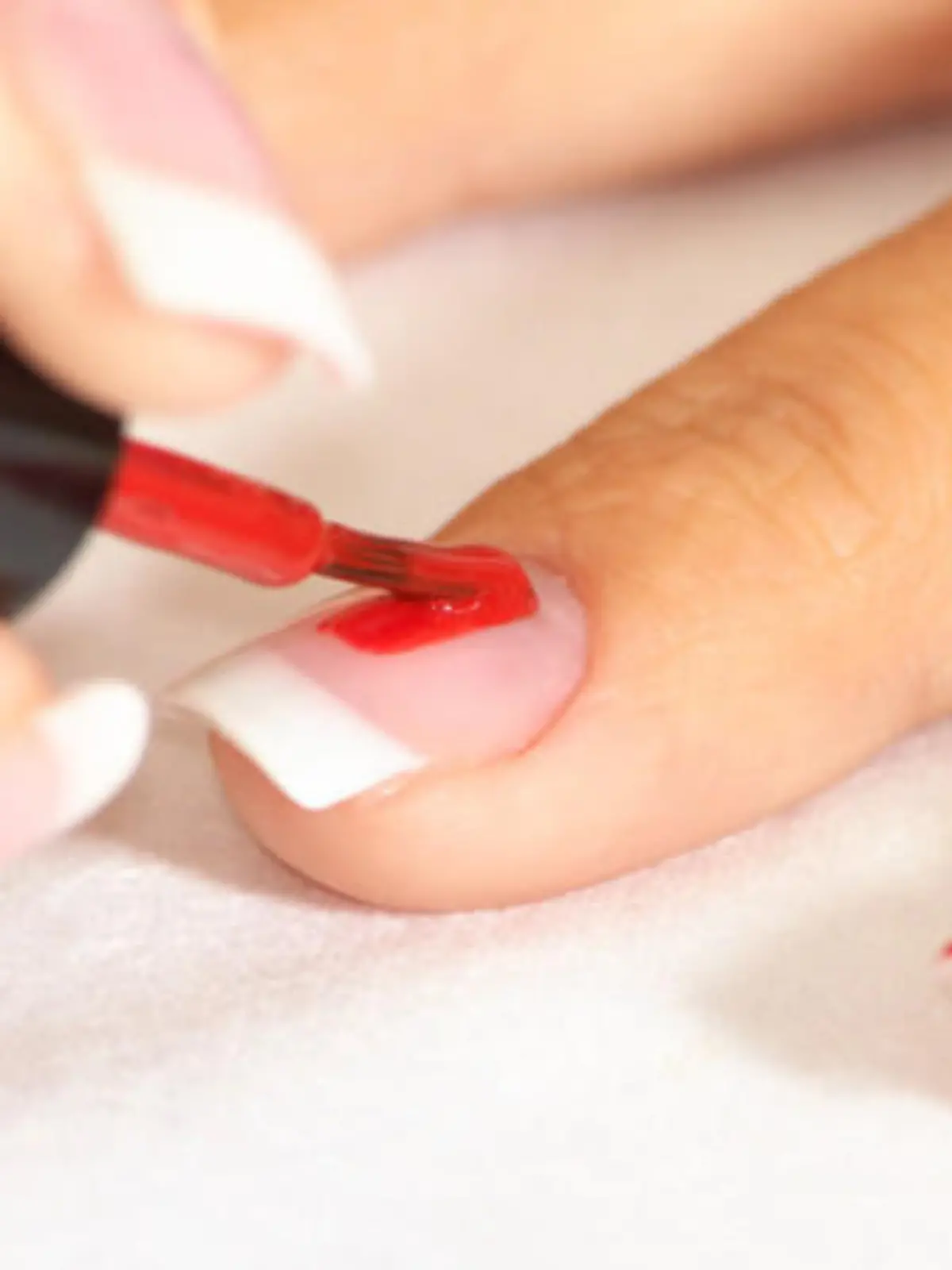 Stiftung Warentest 2012: Nagellack haftet oft nicht gut.