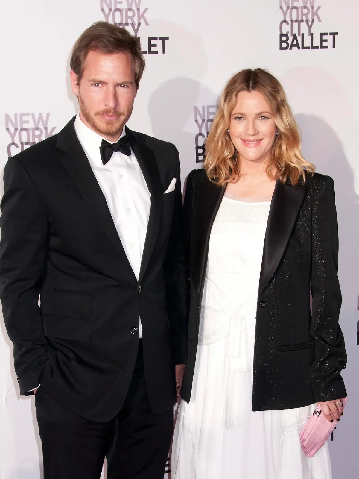 **File Photo**
* DREW BARRYMORE ALL SET TO WED IN CALIFORNIA
DREW BARRYMORE has fuelled speculation she's about to become a bride for the third time after gathering family and friends at the San Ysidro Ranch in California on Friday night (01Jun12) for what insiders have described as a wedding rehearsal dinner.
  The Charlie's Angels star will reportedly wed art consultant fiance Will Kopelman on Saturday evening (02Jun12) in Montecito, California and 70 guests, including her close pals Cameron Diaz and comedian Jimmy Fallon, are in the coastal town to celebrate with the bride-to-be.
  Sources tell E! News that those who made the trip to Montecito for the alleged rehearsal dinner on Friday were gifted a basket full of local delicacies, including wine, olives and chocolate truffles.
  The nuptials will take place at a private residence, according to reports, and will be overseen by celebrity wedding planner Yifat Oren, who masterminded Reese Witherspoon and Molly Sims' big days last year (11).
  Barrymore, 37, was previously married to bar owner Jeremy Thomas in 1994 and comedian Tom Green in 2001. Both unions lasted less than five months. (KL/WNWC/KL)


Will Kopelman, Drew Barrymore
2012 New York City Ballet's Spring Gala
at the David H. Koch Theater, Lincoln Center
New York City, USA - 10.05.12
Mandatory Credit: WENN.com