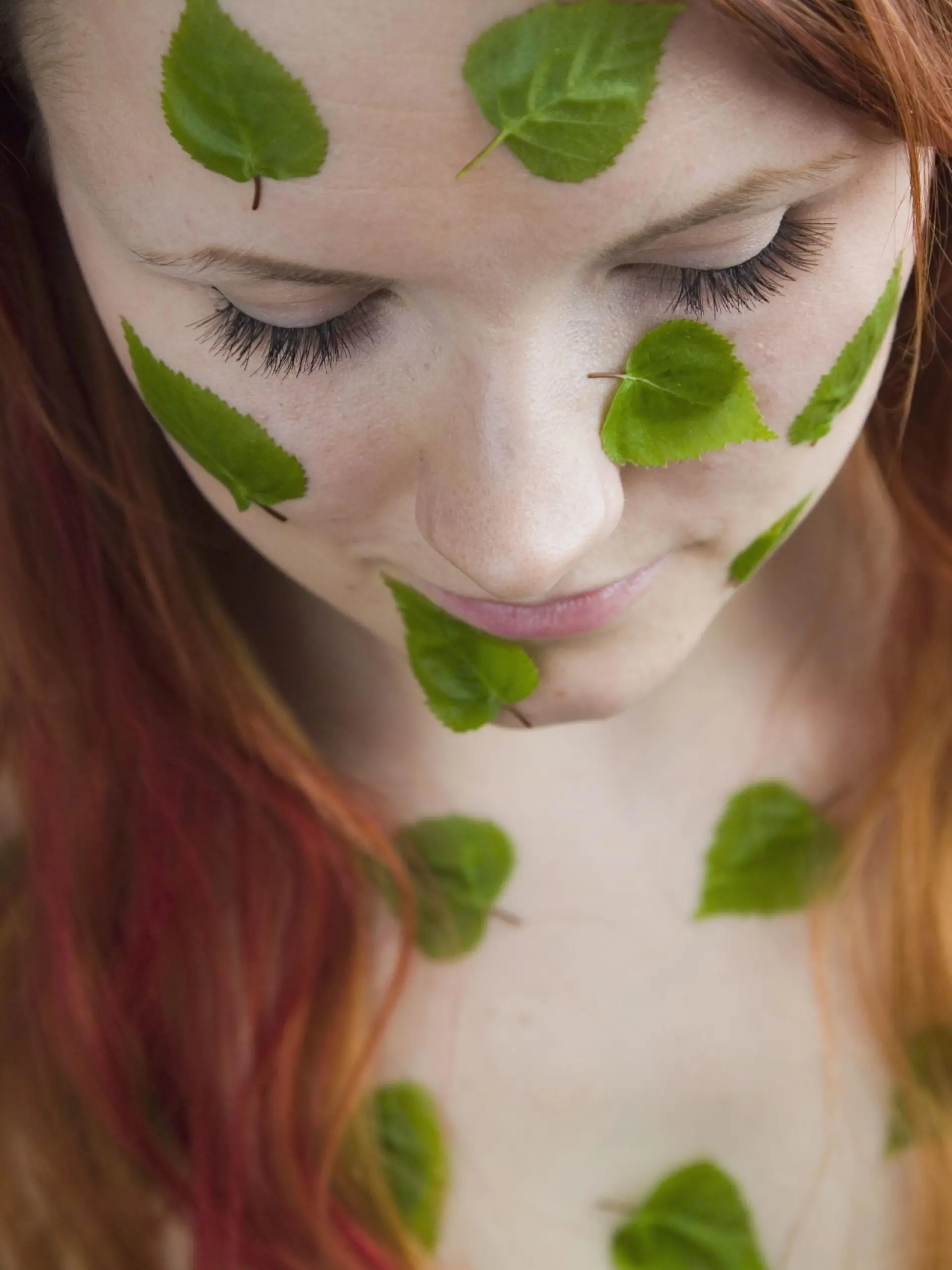 Birch leaves on woman's skin./ MODEL RELEASED. Photo: TUOMAS MARTTILA +++(c) dpa - Report+++