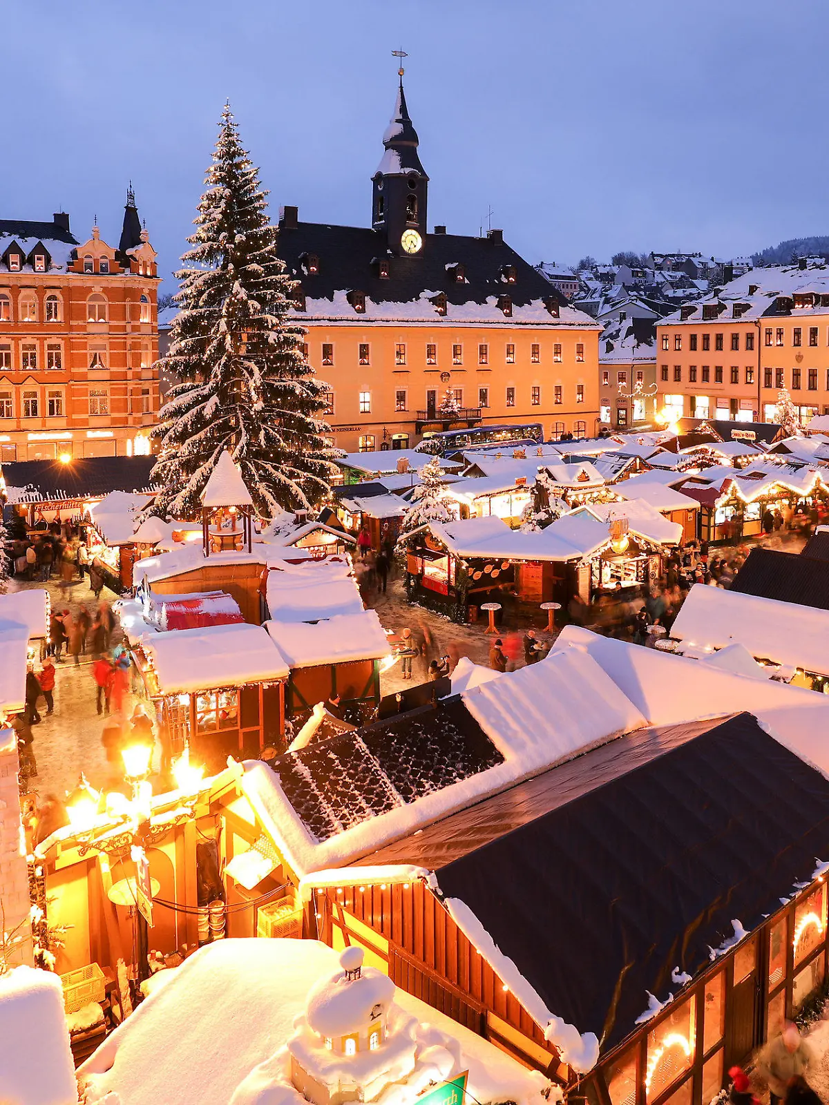 ARCHIV - 14.12.2018, Sachsen, Annaberg-Buchholz: Schneebedeckt sind die Buden auf dem Annaberger Weihnachtsmarkt. (Zu dpa Faktencheck "Gab es früher tatsächlich öfter weiße Weihnachten?") Foto: Jan Woitas/zb/dpa +++ dpa-Bildfunk +++