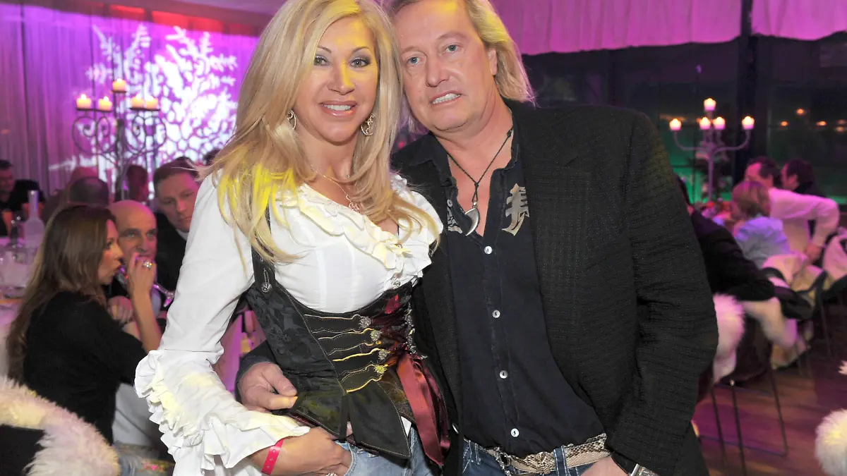 Robert Geiss und seine Frau Carmen posieren am Samstag (22.01.2011) im österreichischen Kitzbühel (Tirol) in "Rosis Sonnbergstuben" beim Schnitzelessen. Das Schitzelessen ist eine der Veranstaltugen die traditionell im Zuge des Hahnenkammrennens stattfinden. Foto: Felix Hörhager dpa/lby
