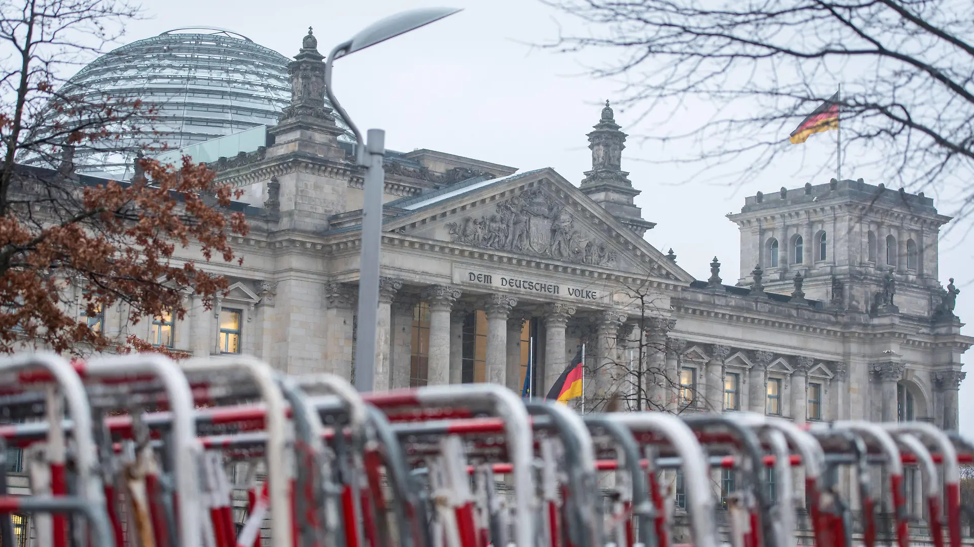 Berlin, Berliner Polizei sperrt die Bundestagswiese ab Deutschland, Berlin - 17.11.2020: Am Tag vor der geplanten Demo von Gegnern und Kritikern der aktuellen Politik der Bundesregierung gegen die Ausbreitung der Corona Pandemie stellt die Polizei Gitter um die Wiese vor dem Bundestag auf. Berlin Berlin Deutschland *** Berlin, Berlin police blocks the Bundestag meadow in front of the Bundestag, Berlin 17 11 2020 The day before the planned demonstration of opponents and critics of the current policy of the Federal Government against the spread of the Corona Pandemic, the police put up bars around the meadow in front of the Bundestag on Berlin Berlin Germany