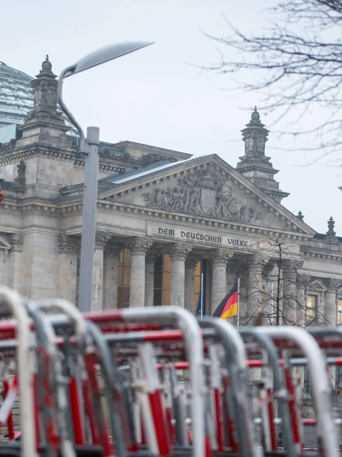  Berlin, Berliner Polizei sperrt die Bundestagswiese ab Deutschland, Berlin - 17.11.2020: Am Tag vor der geplanten Demo von Gegnern und Kritikern der aktuellen Politik der Bundesregierung gegen die Ausbreitung der Corona Pandemie stellt die Polizei Gitter um die Wiese vor dem Bundestag auf. Berlin Berlin Deutschland *** Berlin, Berlin police blocks the Bundestag meadow in front of the Bundestag, Berlin 17 11 2020 The day before the planned demonstration of opponents and critics of the current policy of the Federal Government against the spread of the Corona Pandemic, the police put up bars around the meadow in front of the Bundestag on Berlin Berlin Germany