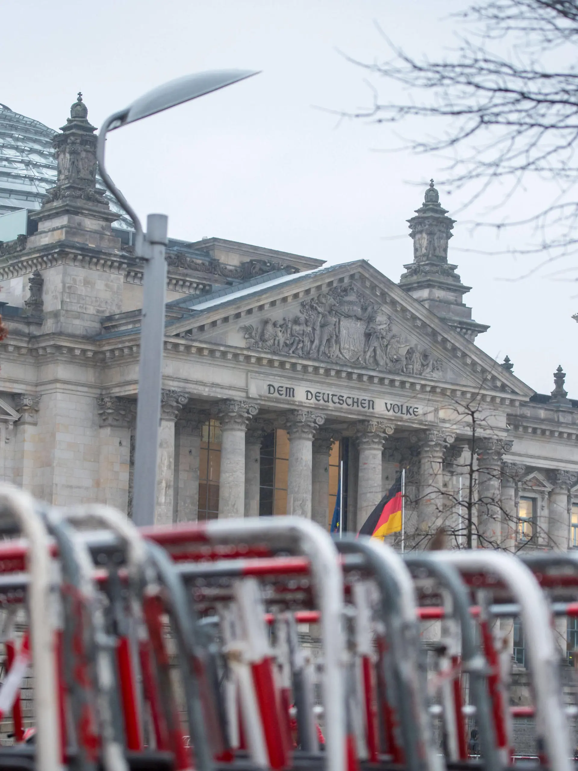  Berlin, Berliner Polizei sperrt die Bundestagswiese ab Deutschland, Berlin - 17.11.2020: Am Tag vor der geplanten Demo von Gegnern und Kritikern der aktuellen Politik der Bundesregierung gegen die Ausbreitung der Corona Pandemie stellt die Polizei Gitter um die Wiese vor dem Bundestag auf. Berlin Berlin Deutschland *** Berlin, Berlin police blocks the Bundestag meadow in front of the Bundestag, Berlin 17 11 2020 The day before the planned demonstration of opponents and critics of the current policy of the Federal Government against the spread of the Corona Pandemic, the police put up bars around the meadow in front of the Bundestag on Berlin Berlin Germany