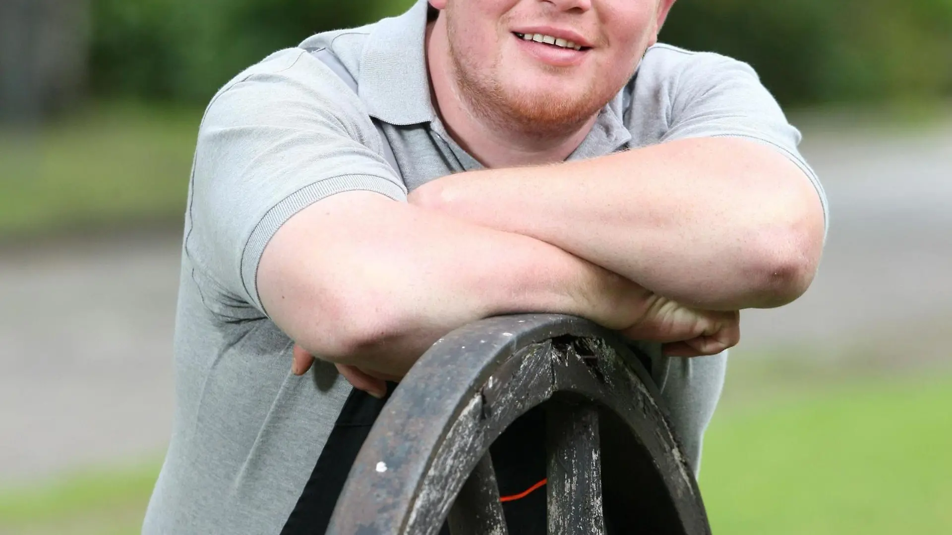 Der schüchterne Ackerbauer Peter (30) aus dem Saarland lebt alleine auf dem Hof seiner verstorbenen Eltern. Die 150 ha Ackerland bewirtschaftet er mit seinen Landmaschinen, an denen er bei jeder Gelegenheit herumschraubt.