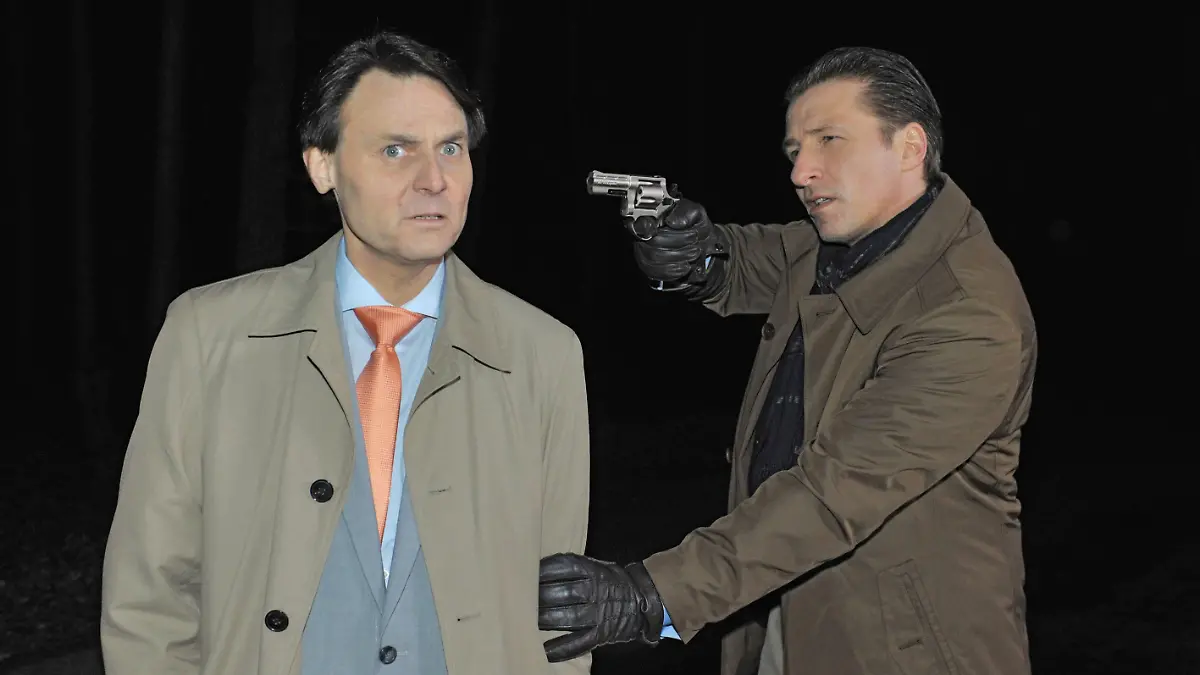 David Carstensen (Kai Holzapfel, re.) bringt Jo Gerner (Wolfgang Bahro) in seine Gewalt.