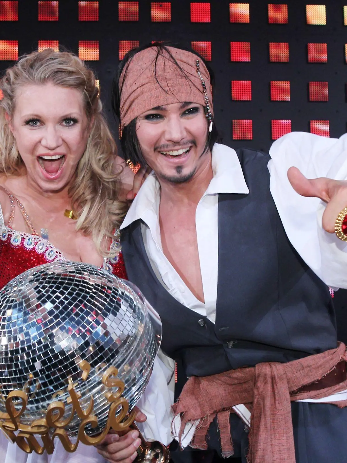 Die Entscheidung: Magdalena Brzeska wird mit ihrem Tanzpartner Erich Klann "Dancing Star 2012". Verwendung der Bilder für Online-Medien ausschließlich mit folgender Verlinkung: "Alle Infos zu "Let´s Dance" im Special bei RTL.de: http://www.rtl.de/cms/sendungen/lets-dance.html