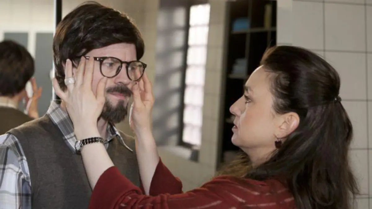 Simone (Tatjana Clasing) hilft Axel (Daniel Aichinger), sein ¤ußeres zu verändern, damit er von niemanden erkannt wird.