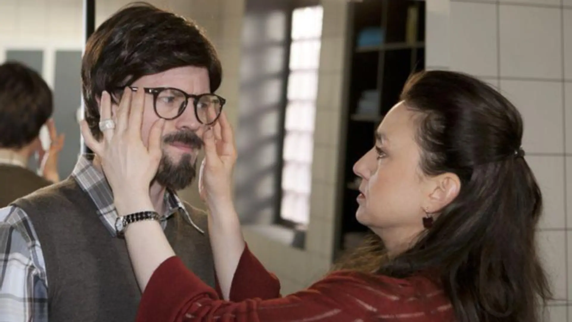 Simone (Tatjana Clasing) hilft Axel (Daniel Aichinger), sein ¤ußeres zu verändern, damit er von niemanden erkannt wird.