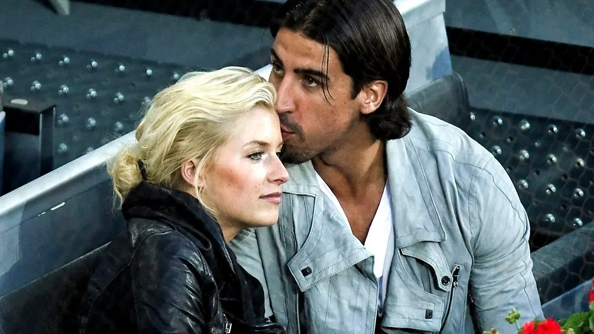 MADRID, (SPAIN) 07/05/2011.- German Real Madrid midfielder Sami Khedira (R) kisses her girlfriend Lena Gercke (L) during the Madrid Master 1000 tennis Tournament semifinal match between Brazilian player Thomaz Bellucci and Serbian Novak Djokovic played at Magic Box stadium in Madrid, Spain on 07 May 2011. EFE/Emilio Naranjo