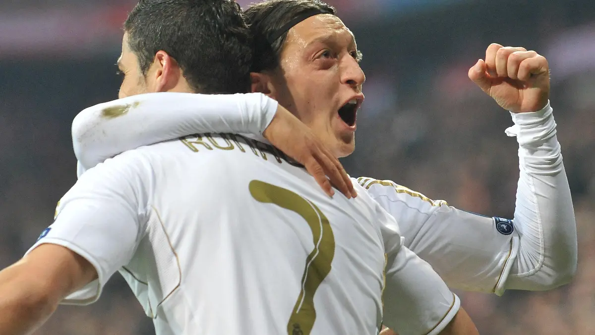 Madrid's Mesut Oezil (R)celebrates his 1-1 equalizer with teammate Cristiano Ronaldo during the Champions League semi-final first leg soccer match between FC Bayern Munich and Real Madrid at the Allianz Arena in Munich, Germany, 17 April 2012. Photo: Andreas Gebert dpa/lby +++(c) dpa - Bildfunk+++