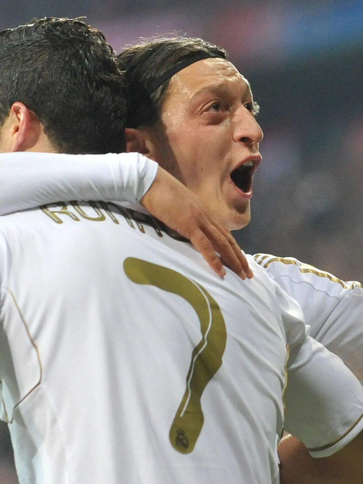 Madrid's Mesut Oezil (R)celebrates his 1-1 equalizer with teammate Cristiano Ronaldo during the Champions League semi-final first leg soccer match between FC Bayern Munich and Real Madrid at the Allianz Arena in Munich, Germany, 17 April 2012. Photo: Andreas Gebert dpa/lby  +++(c) dpa - Bildfunk+++