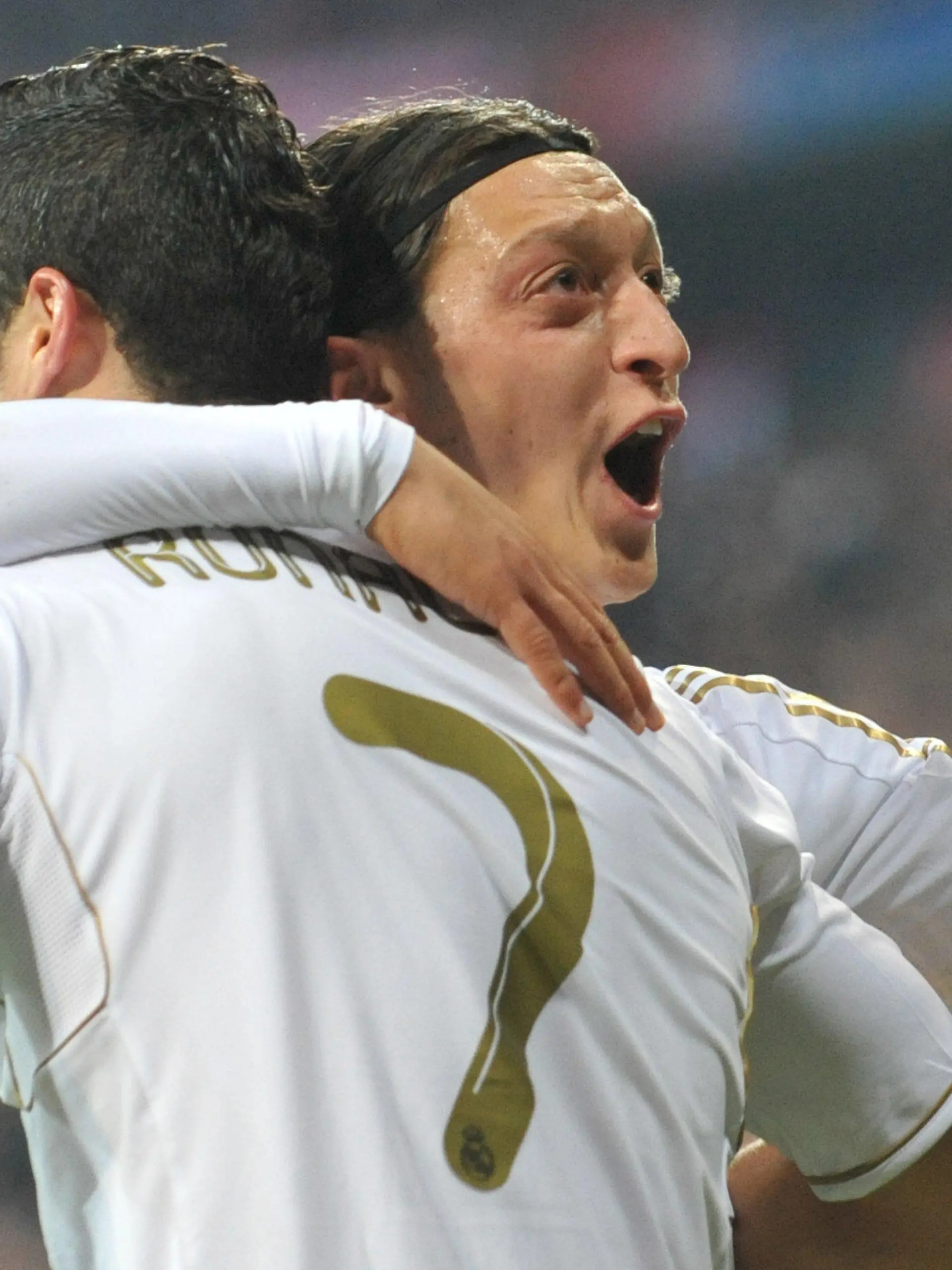 Madrid's Mesut Oezil (R)celebrates his 1-1 equalizer with teammate Cristiano Ronaldo during the Champions League semi-final first leg soccer match between FC Bayern Munich and Real Madrid at the Allianz Arena in Munich, Germany, 17 April 2012. Photo: Andreas Gebert dpa/lby  +++(c) dpa - Bildfunk+++