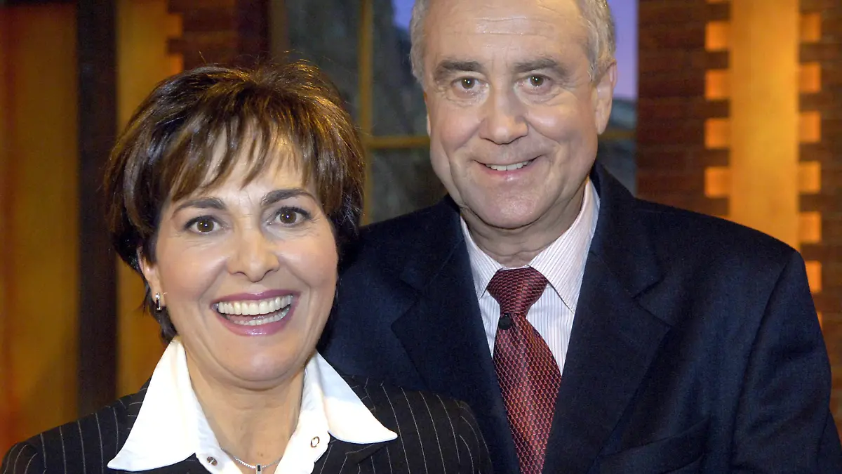 ARCHIV - Paola und Kurt Felix posieren nach der Aufzeichnung der Talkshow «Beckmann» am 16.01.2006 im Studio Hamburg in Hamburg. Der Entertainer und «Verstehen Sie Spaß»-Erfinder starb im Alter von 71 Jahren im schweizerischen St. Gallen, wie sein Sprecher der Nachrichtenagentur dpa am Samstag (19.05.2012 sagte. Er erlag den Angaben zufolge am vergangenen Mittwoch seiner langjährigen Krebserkrankung und wurde bereits am Samstag in St. Gallen beigesetzt. Foto: Patrick Lux +++(c) dpa - Bildfunk+++