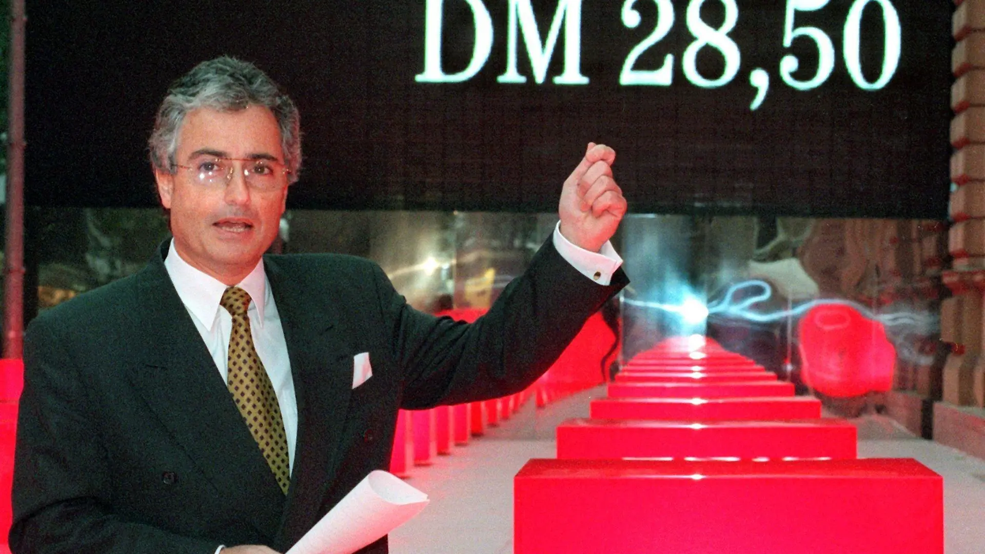 ARCHIV - Der damalige Vorstandsvorsitzende der Deutschen Telekom, Ron Sommer, zeigt vor der Deutschen Börse in Frankfurt am Main auf die Anzeigentafel, auf der der Erstausgabepreis von 28,50 DM für die Telekom-Aktie zu lesen ist (Archivfoto vom 17.11.1996). Schlappe für die Kleinaktionäre der Deutschen Telekom AG: Die rund 17 000 Kläger gehen im Frankfurter Anlegerschutzprozess um den dritten Börsengang des früheren Staatsunternehmens leer aus. Foto: Stephanie Pilick dpa +++(c) dpa - Bildfunk+++