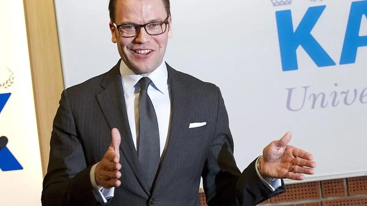 Prinz Daniel zeigt stolz, wie groß seine Tochter ist.