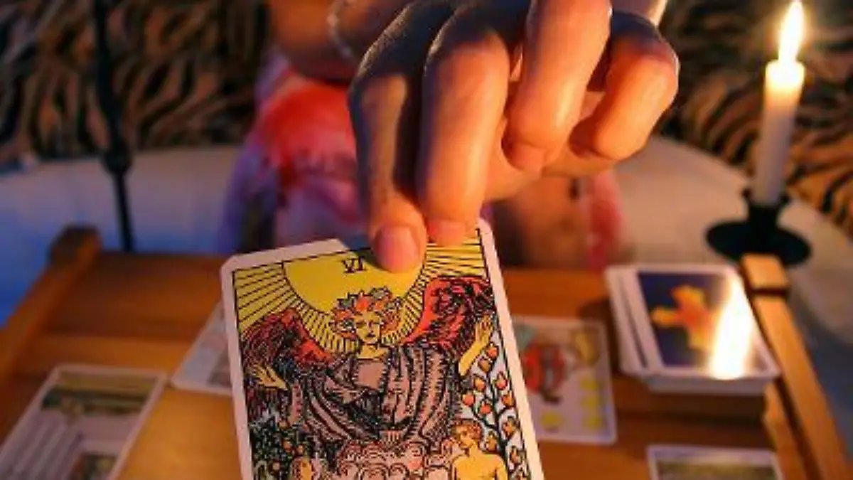Die Tarot Karte für Kraft. Legen und lesen aus Tarot-Karten nach Arthur Edward Waite, aufgenommen am 24.08.2005. Foto: Heiko Wolfraum +++(c) dpa - Report+++, Die Tarot Karte für Kraft. Legen und lesen aus Tarot-Karten nach Arthur Edward Waite, aufgenommen am 24.08.2005. Foto: Heiko Wolfraum +++(c) dpa - Report+++