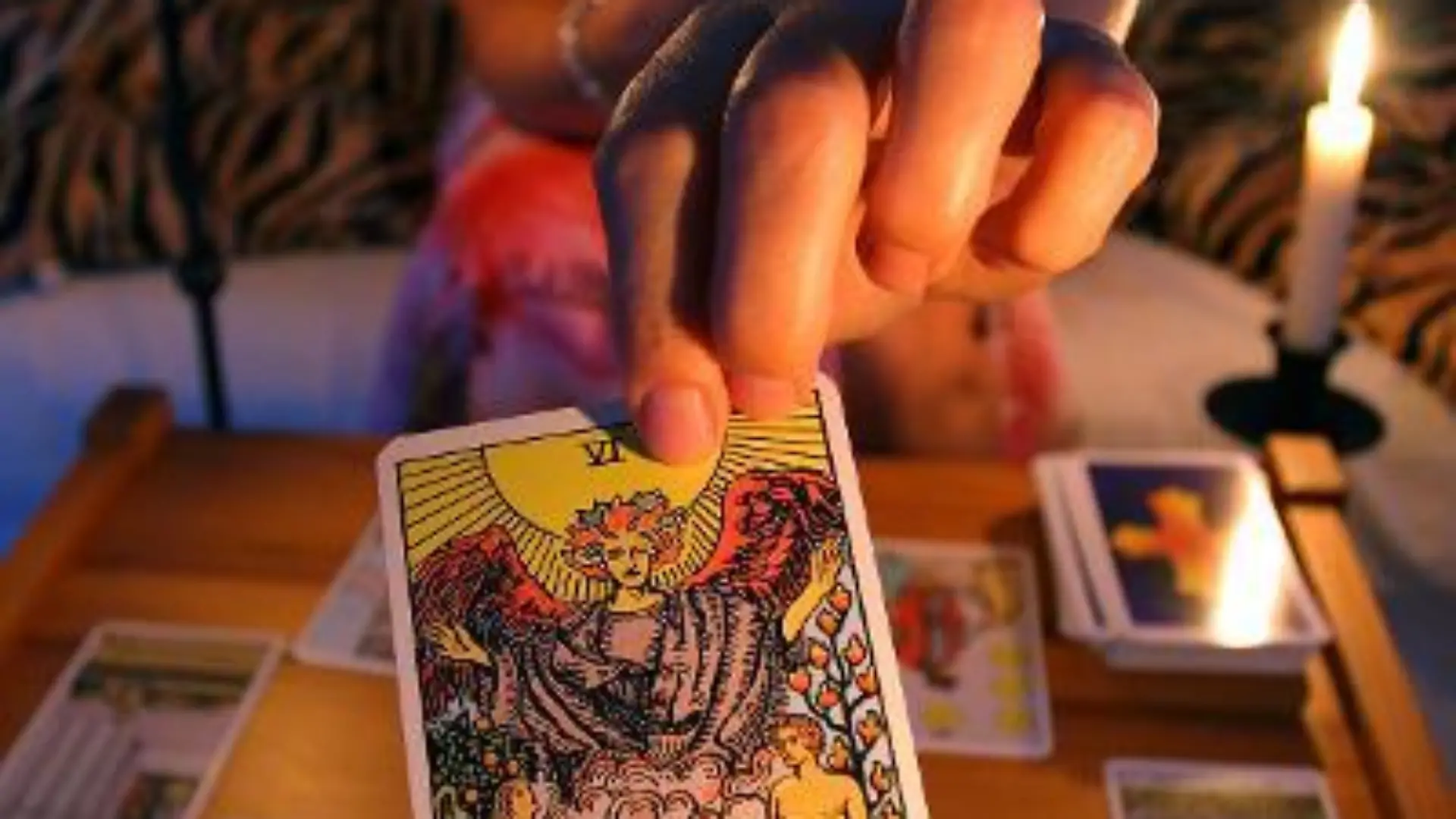 Die Tarot Karte für Kraft. Legen und lesen aus Tarot-Karten nach Arthur Edward Waite, aufgenommen am 24.08.2005. Foto: Heiko Wolfraum +++(c) dpa - Report+++, Die Tarot Karte für Kraft. Legen und lesen aus Tarot-Karten nach Arthur Edward Waite, aufgenommen am 24.08.2005. Foto: Heiko Wolfraum +++(c) dpa - Report+++