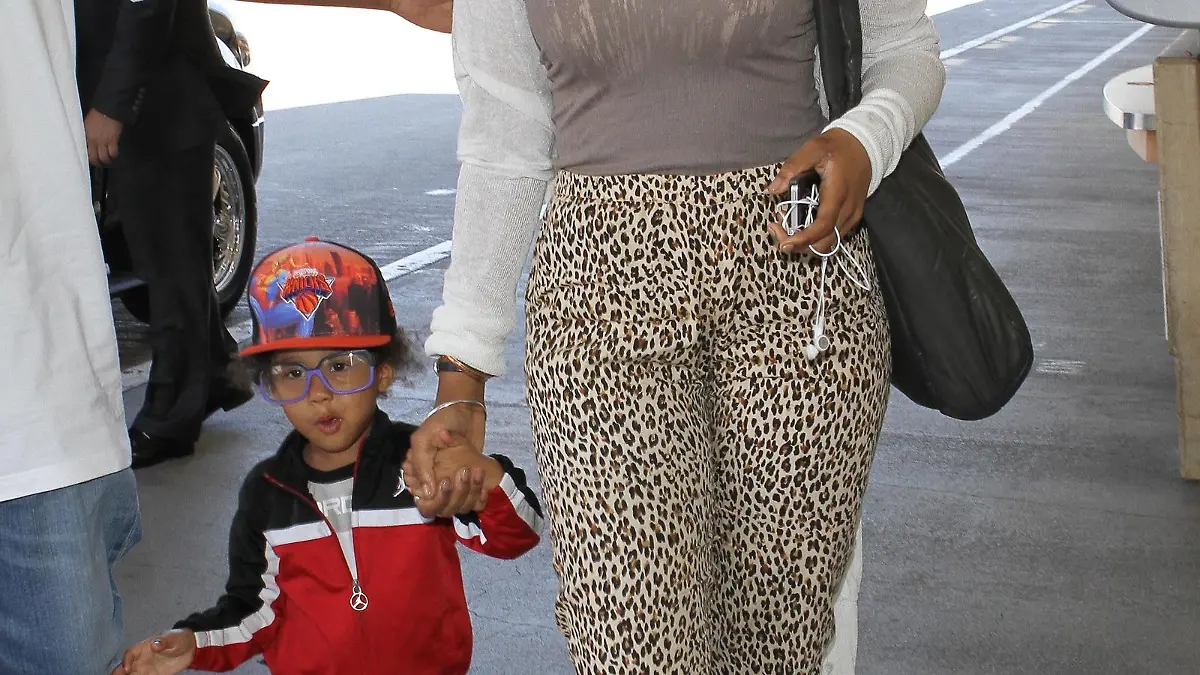 Jennifer Hudson's son David Daniel Otunga Jr. steals the limelight from his mother as they depart LAX airport. Recently Jennifer opened up about her battle with weight and revealed that her 2-year-old son motivated her to drop the pounds.