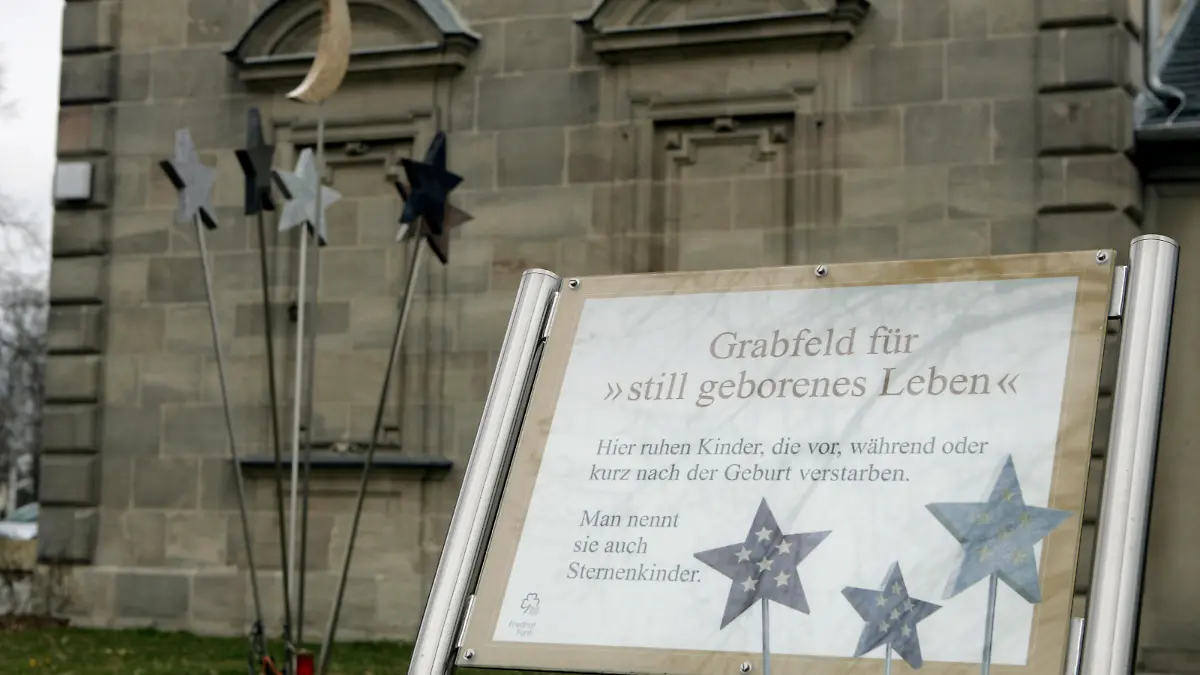 Blick auf ein Grabfeld für frühverstorbene Kinder auf dem Friedhof in Fürth (Mittelfranken) am 17.03.2009. In Nürnberg, Fürth und Umgebung hat sich in den vergangenen Jahren viel getan, um Eltern, die ihr Kind bei einer Fehl-, Früh- oder Totgeburt verloren haben, Raum und Möglichkeiten zur Trauer zu geben. Foto: Daniel Karmann dpa/lby +++(c) dpa - Report+++