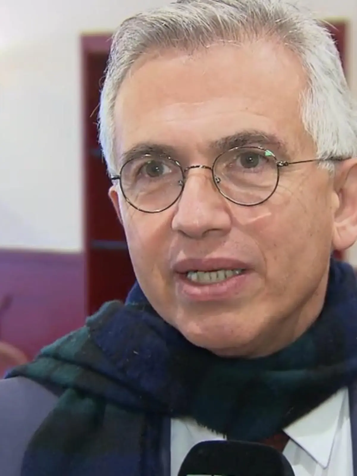 Zu erzählen hat er sicherlich jede Menge: Frankfurts ehemaliger Oberbürgermeister Peter Feldmann (SPD) hat ein Buch geschrieben. Es trägt den Titel „Peter Feldmann: Sozi. Jude. Oberbürgermeister“. Die Autobiografie soll laut Feldmann den Leserinnen und Lesern einen „Blick in seine Seele“ geben. Erstmals würde er hier auch über seine jüdische Abstammung berichten, die er in seiner Zeit als Oberbürgermeister nie thematisiert hat. Für unseren Videobeitrag waren wir zu Gast bei der Buchvorstellung in Feldmanns Stammcafé.