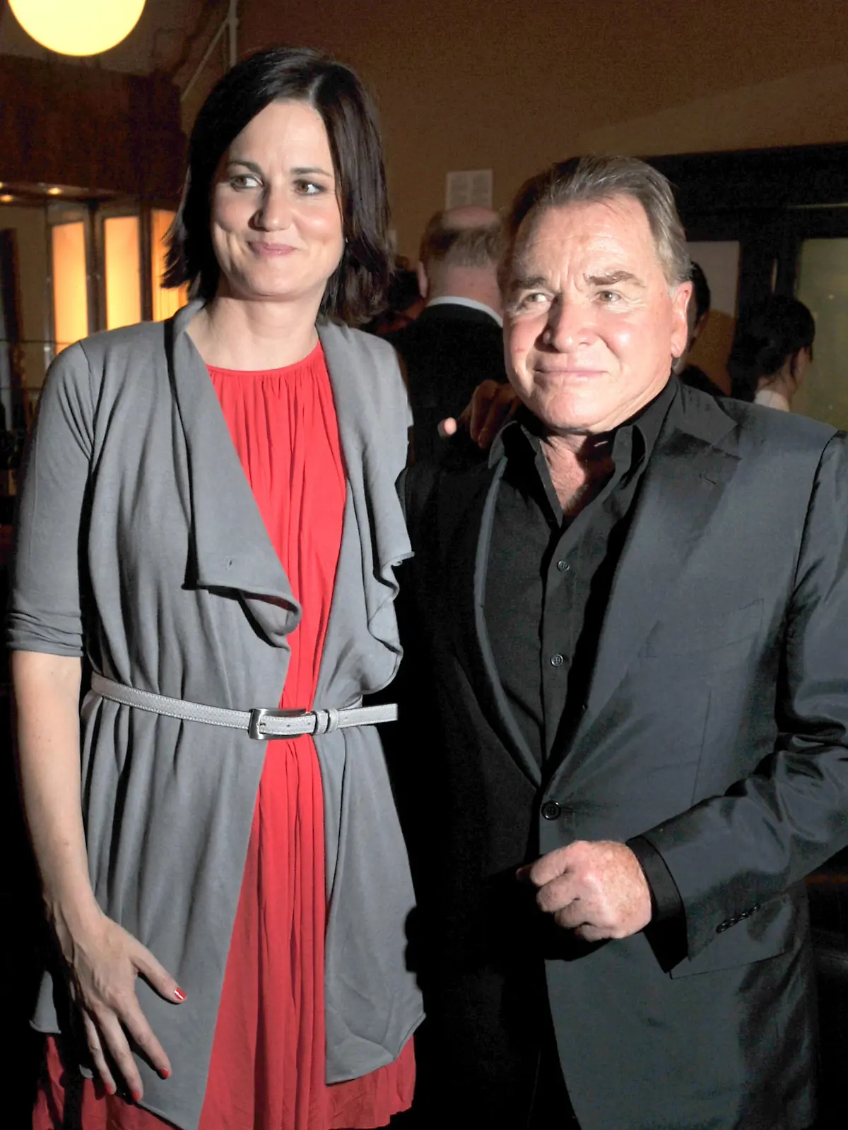 Die Schauspielerin, Regisseurin und Kamerafrau Susanne Kellermann und der Schauspieler Fritz Wepper kommen am Mittwoch (02.06.2010) im Forum Kino in München (Oberbayern)  gemeinsam zur Filmpremiere des Kurzfilms 'Puppenspiel'. Der Film, vorgeschlagen für den deutschen Kurzfilmpreis, behandelt das Thema Kindesmissbrauch. Foto: Felix Hörhager dpa/lby